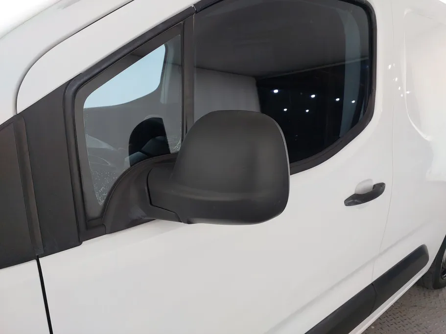 2023 Peugeot Partner Short van 