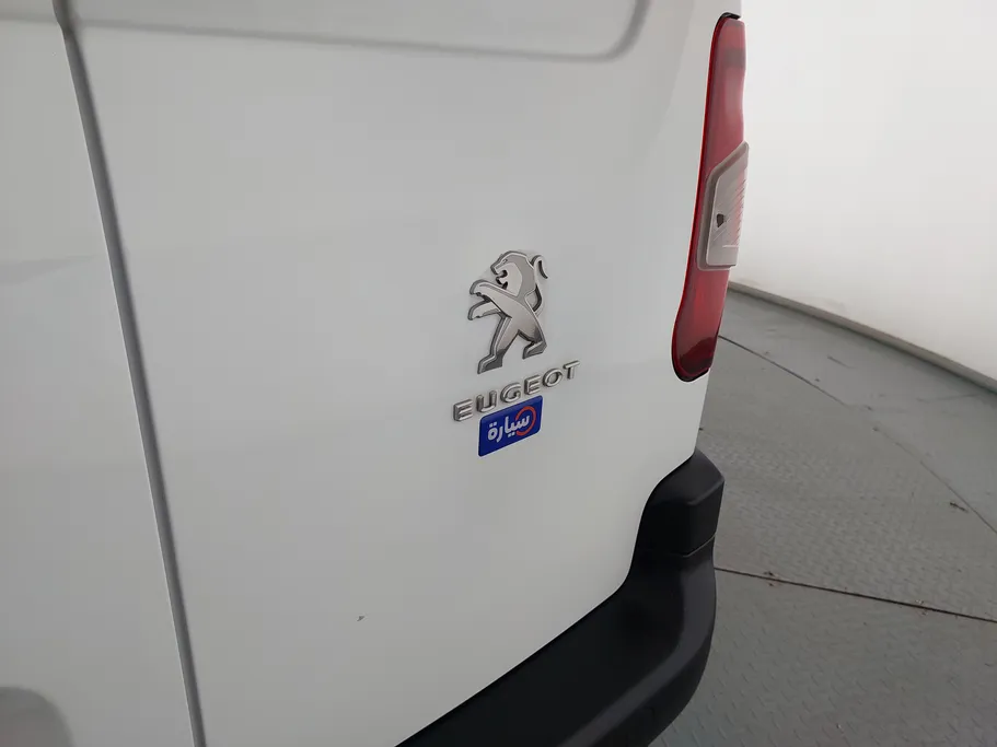 2023 Peugeot Partner Short van 