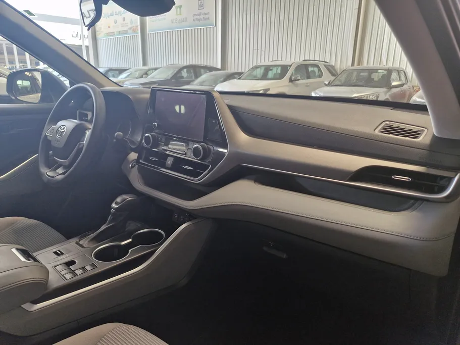 2024 Toyota Highlander LE 