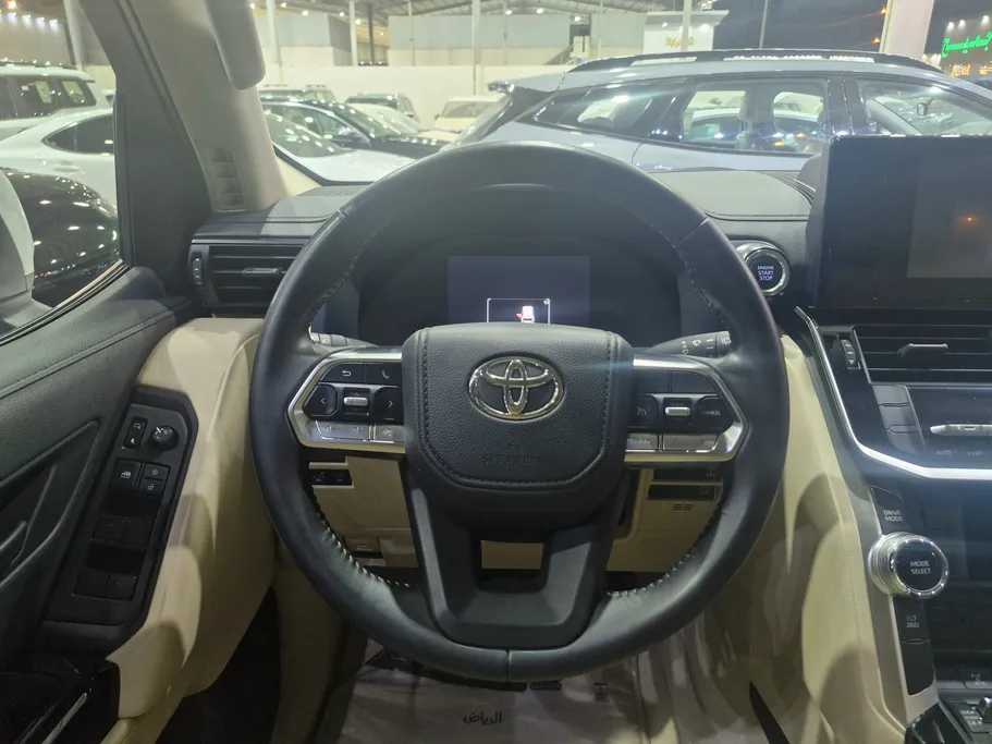 2025 Toyota Land Cruiser GXR 