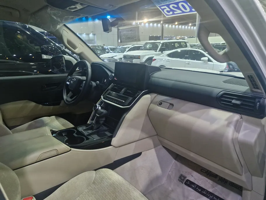 2025 Toyota Land Cruiser GXR 