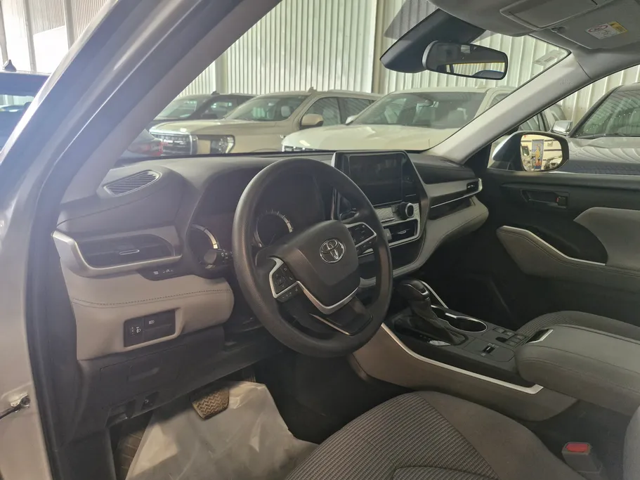 2023 Toyota Highlander LE 