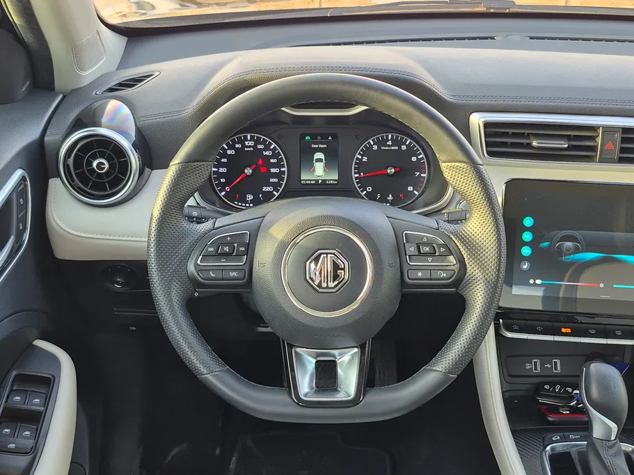 2024 MG ZS LUX 