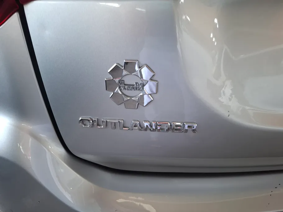 ميتسوبيشي اوتلاندر CLS 2022 