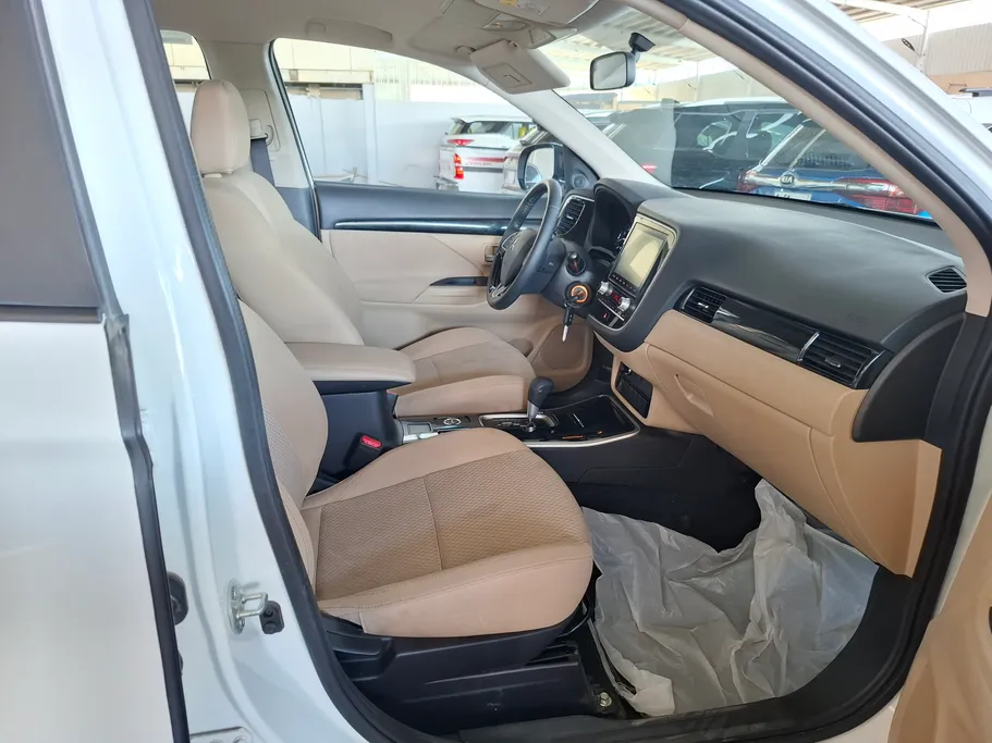 ميتسوبيشي اوتلاندر CLS 2022 