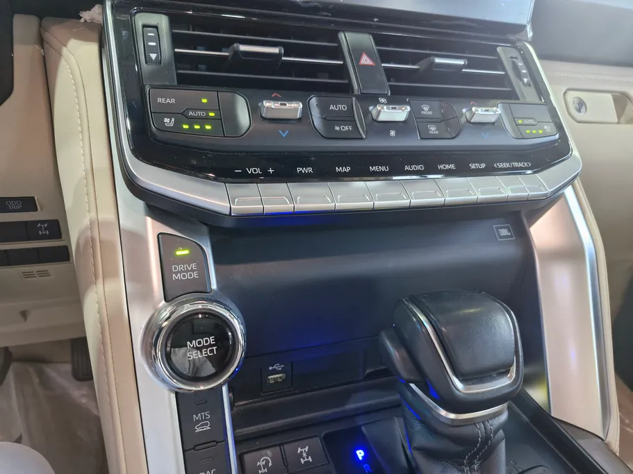 تويوتا لاندكروزر VXR 2024 