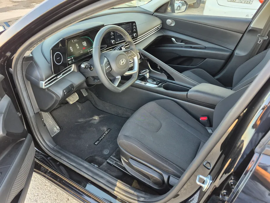 2025 Hyundai Elantra Smart 