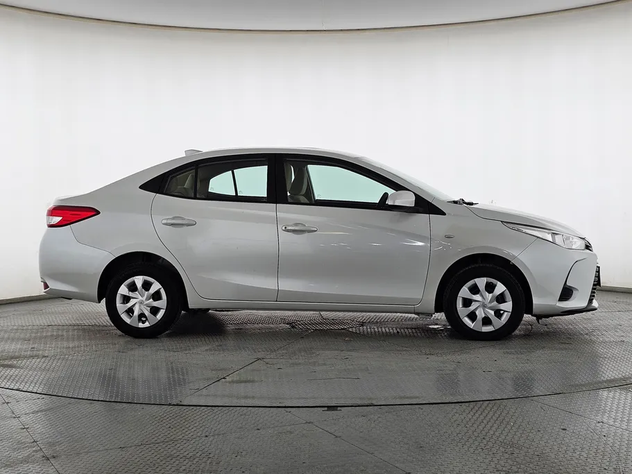 2022 Toyota Yaris  Y 