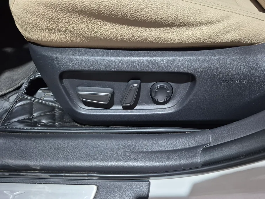 2025 Toyota Camry  LE HEV 