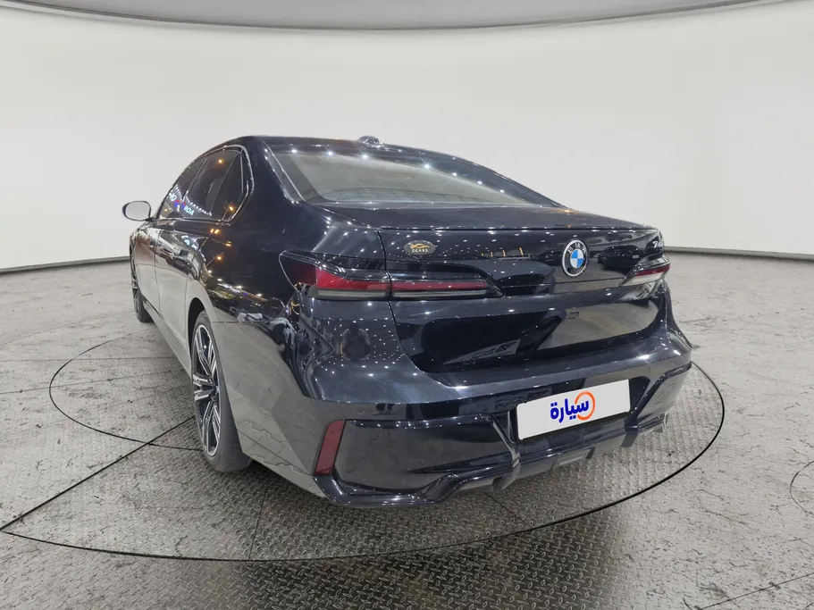 بي ام دبليو الفئة السابعة 740 i 2023 