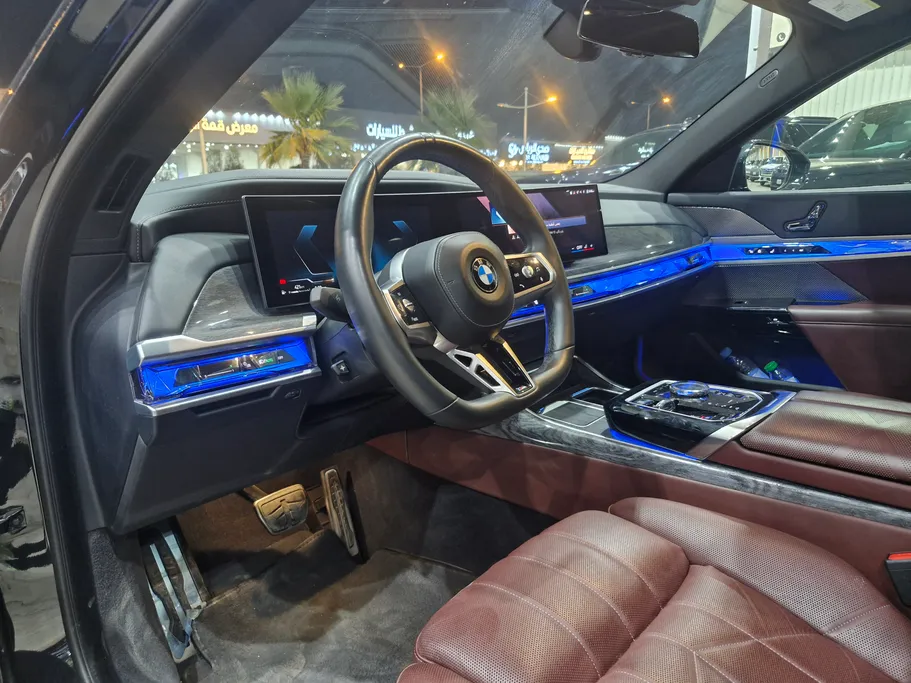 بي ام دبليو الفئة السابعة 740 i 2023 
