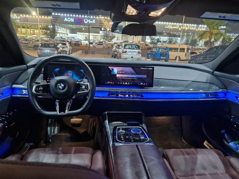 بي ام دبليو الفئة السابعة 740 i 2023 