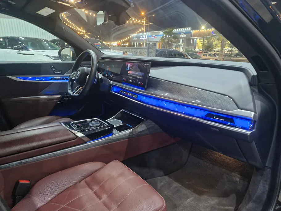 بي ام دبليو الفئة السابعة 740 i 2023 