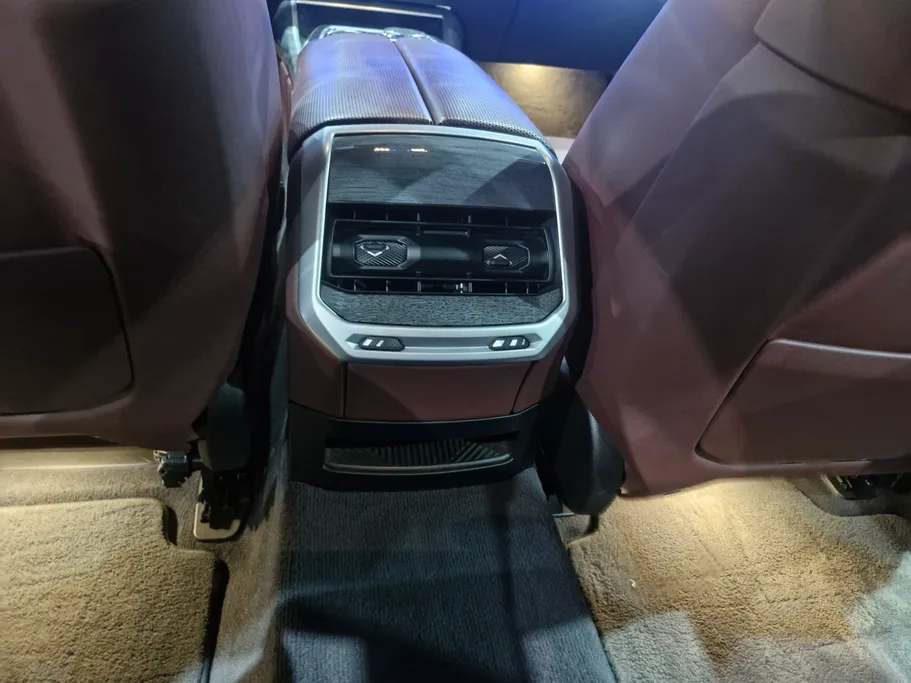 بي ام دبليو الفئة السابعة 740 i 2023 