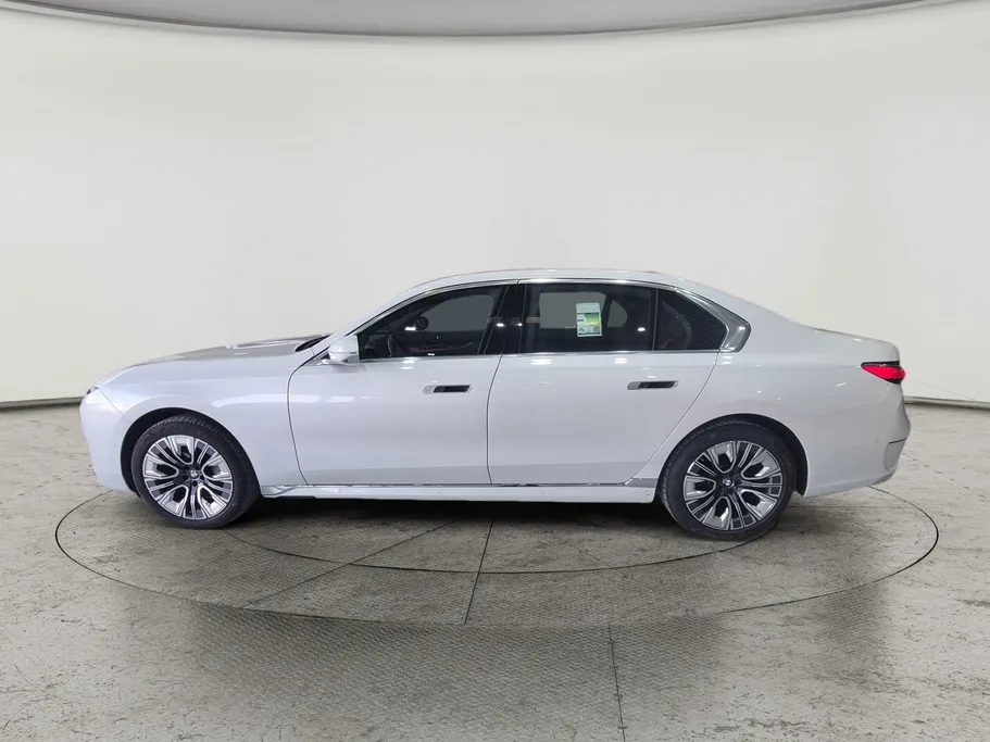 بي ام دبليو الفئة السابعة 735i 2024 