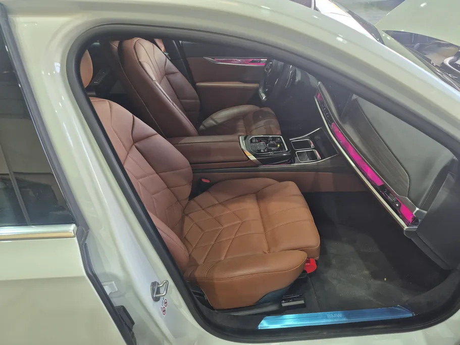 بي ام دبليو الفئة السابعة 735i 2024 