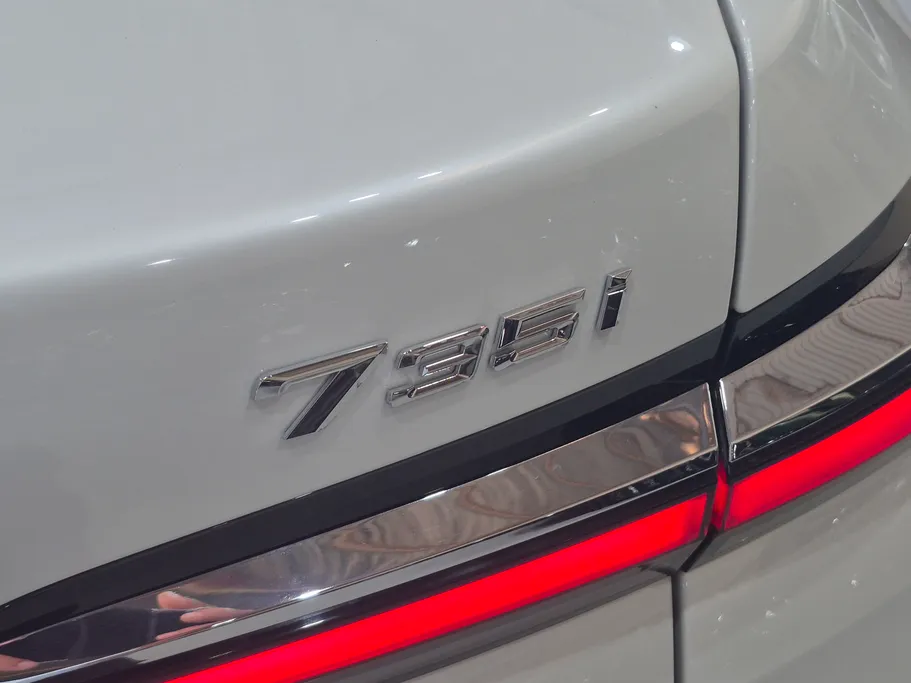 بي ام دبليو الفئة السابعة 735i 2024 