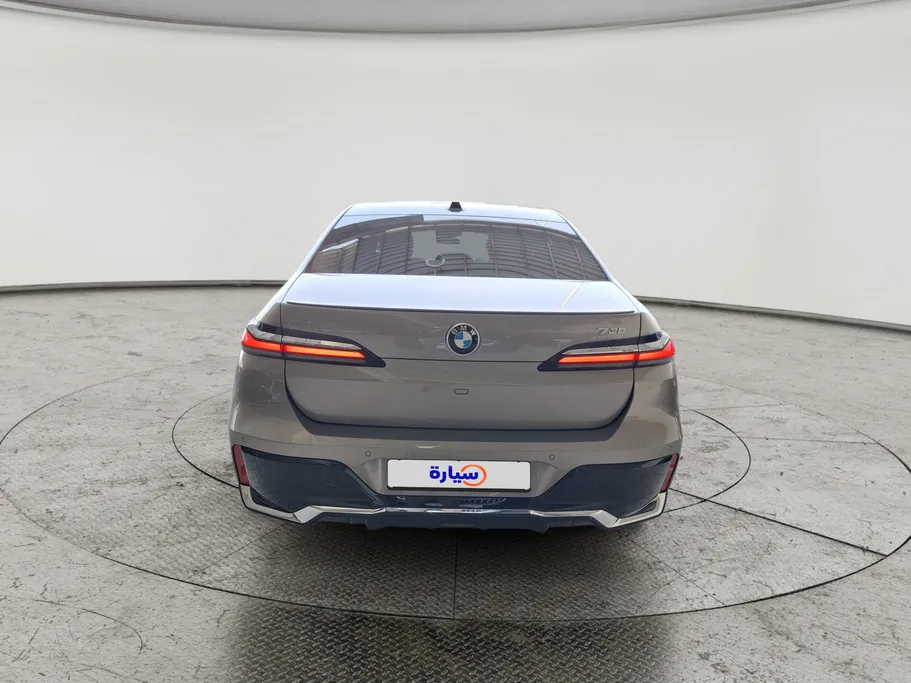 بي ام دبليو الفئة السابعة 735i 2023 