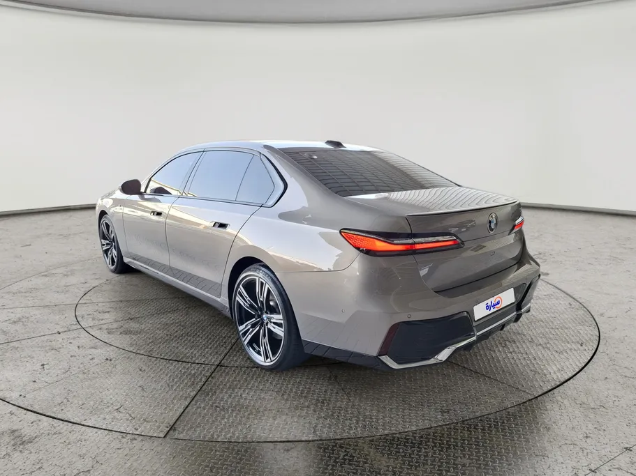 بي ام دبليو الفئة السابعة 735i 2023 