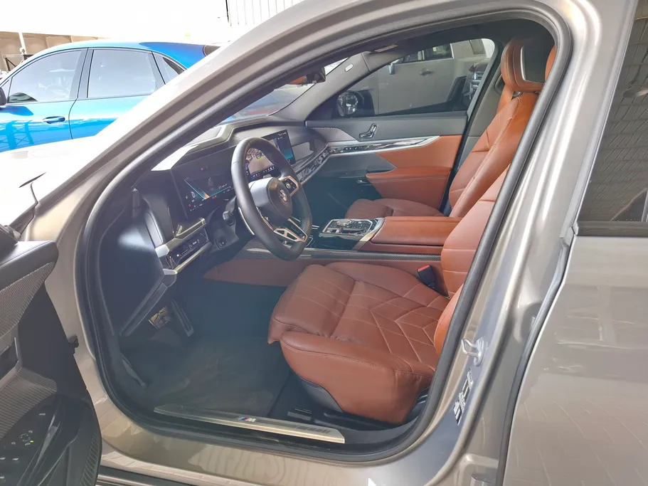 بي ام دبليو الفئة السابعة 735i 2023 