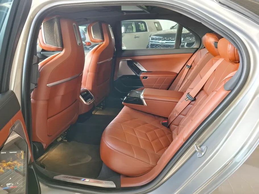 بي ام دبليو الفئة السابعة 735i 2023 