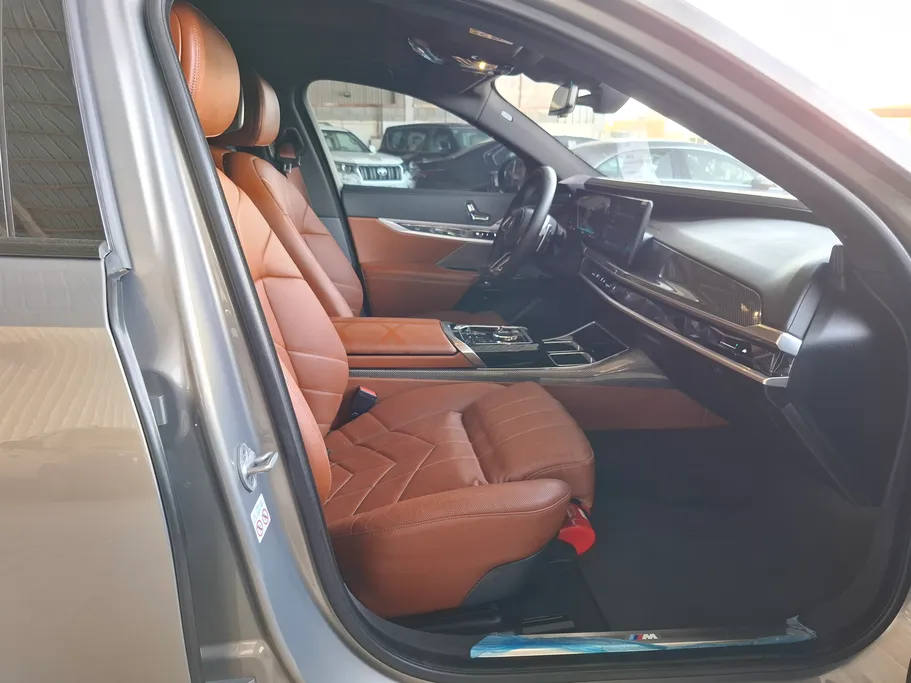 بي ام دبليو الفئة السابعة 735i 2023 