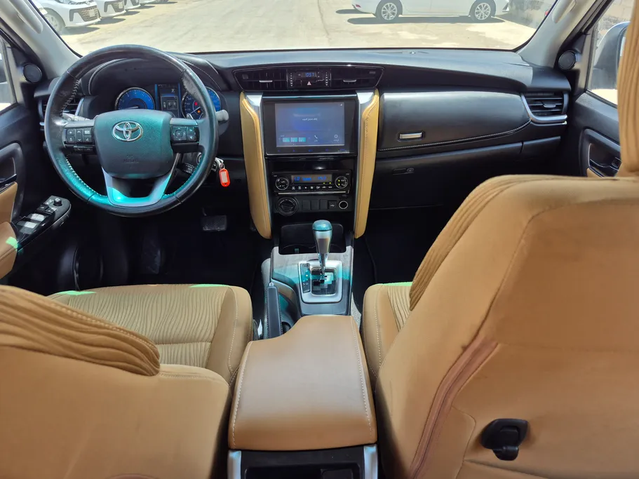 2024 تويوتا Fortuner VX1 