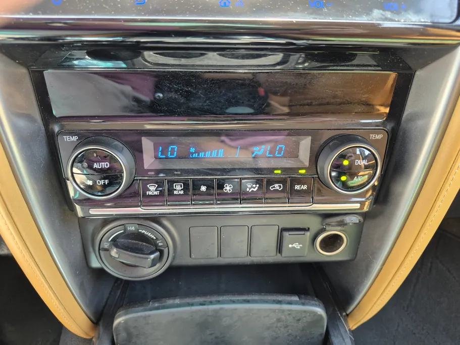 2024 تويوتا Fortuner VX1 