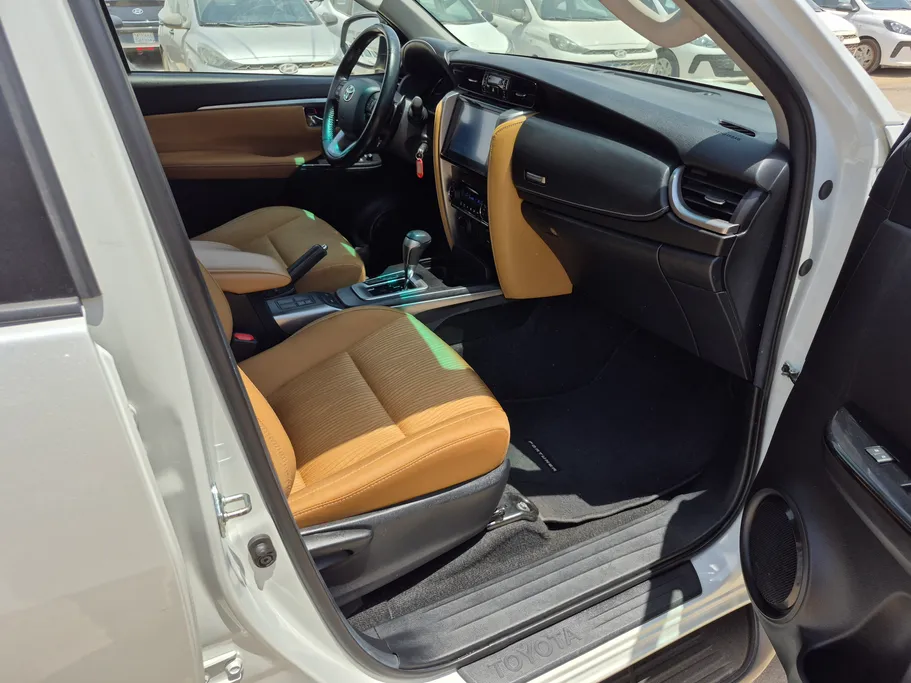 2024 تويوتا Fortuner VX1 