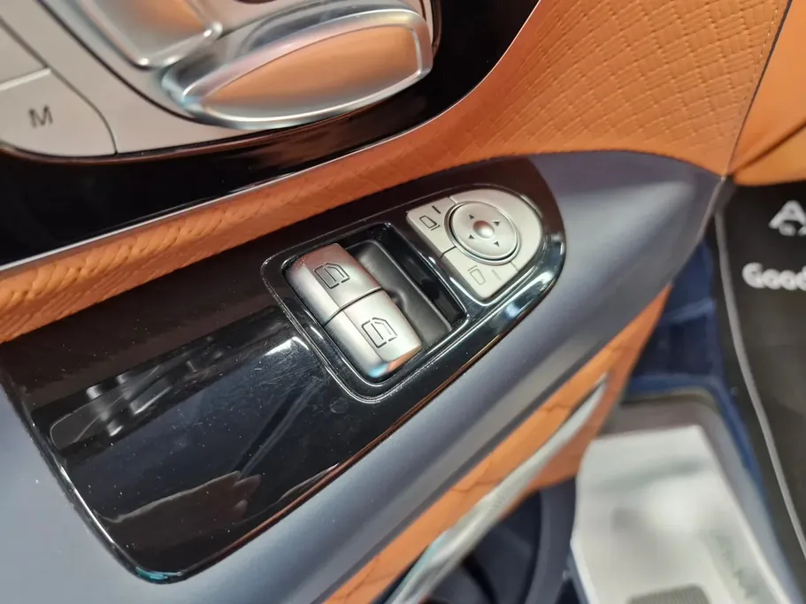2025 Mercedes V300  
