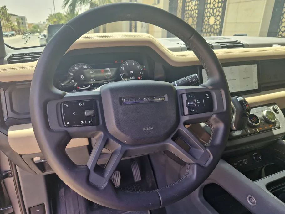 لاند روفر ديفندر P300 S 2023 