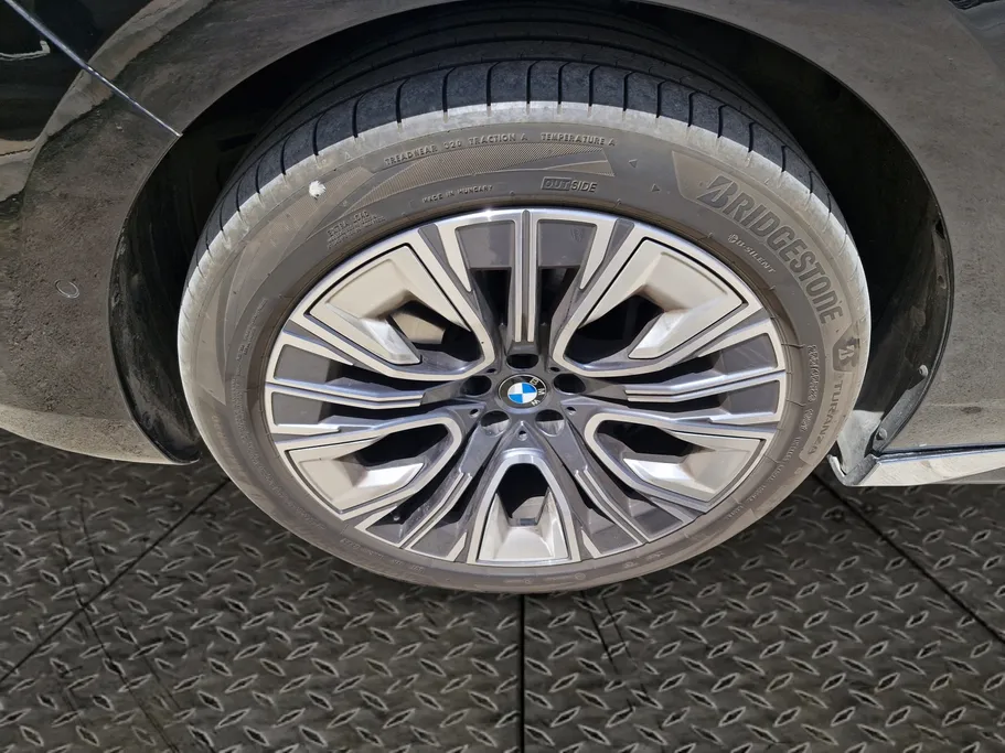 بي ام دبليو الفئة السابعة 735i 2025 