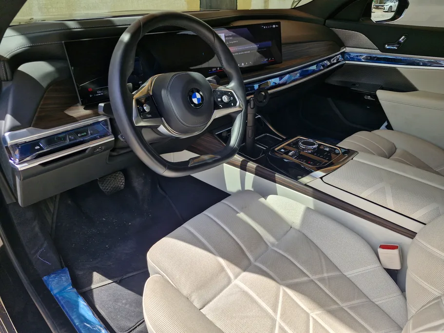 بي ام دبليو الفئة السابعة 735i 2025 