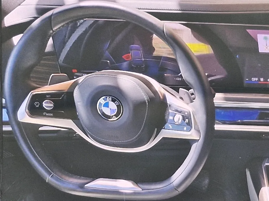 بي ام دبليو الفئة السابعة 735i 2025 