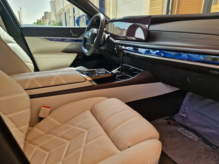 بي ام دبليو الفئة السابعة 735i 2025 