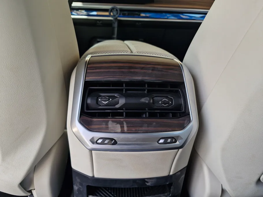 بي ام دبليو الفئة السابعة 735i 2025 