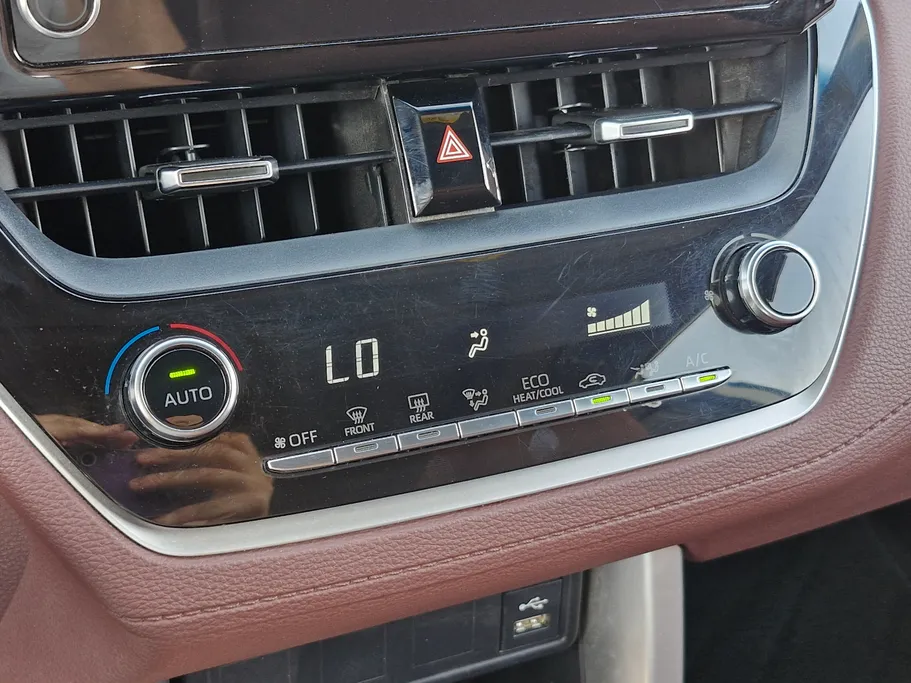 2024 Toyota Corolla Cross XLE HEV 