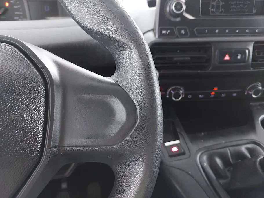 2022 Peugeot Partner Short van 