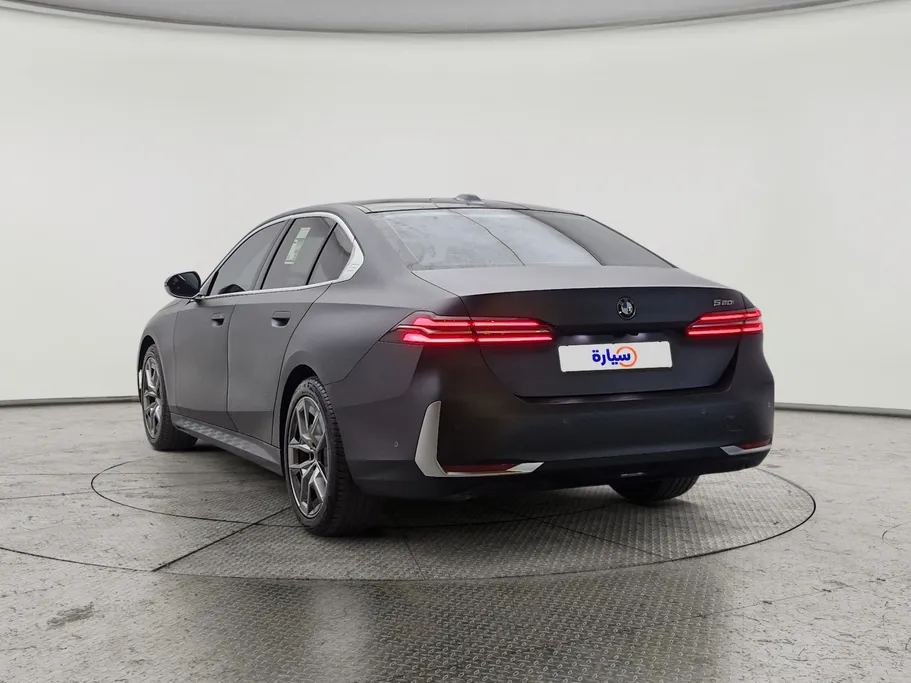 بي ام دبليو الفئة الخامسة 520i 2024 