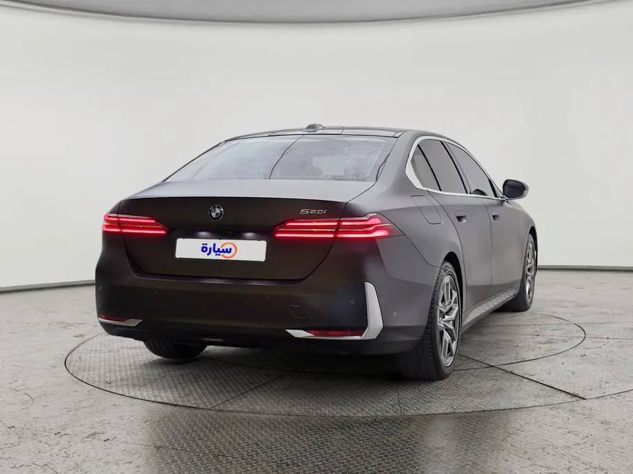 بي ام دبليو الفئة الخامسة 520i 2024 