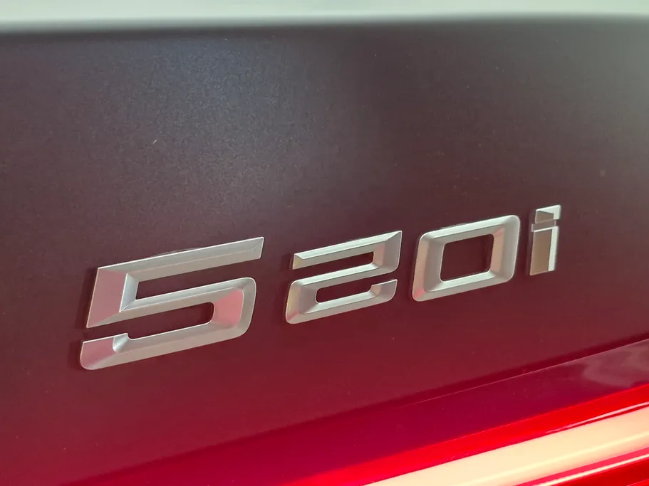 بي ام دبليو الفئة الخامسة 520i 2024 