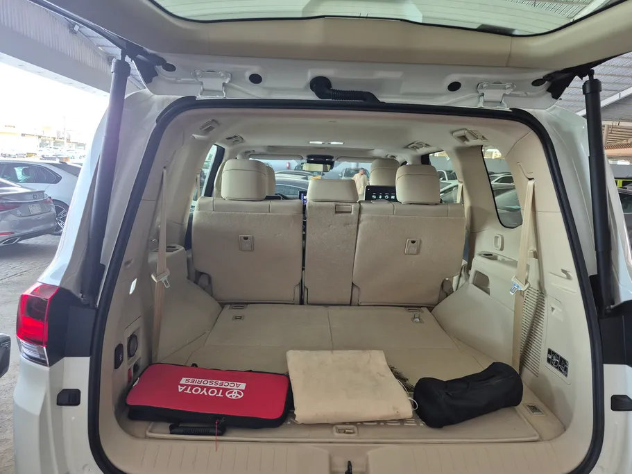 2025 Toyota Land Cruiser GXR 