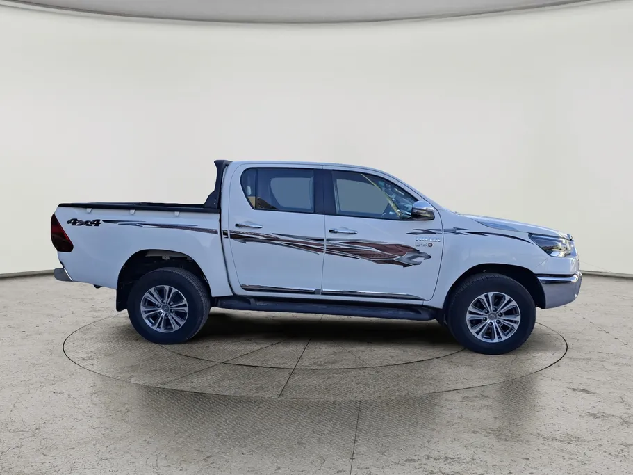 2023 Toyota Hilux SR5 