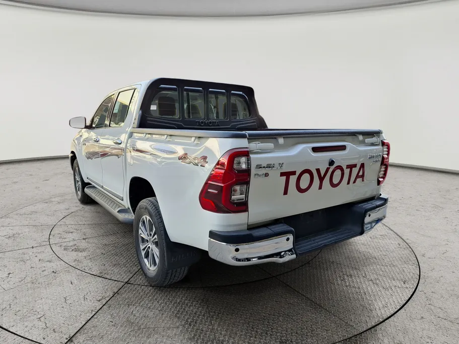 2023 Toyota Hilux SR5 