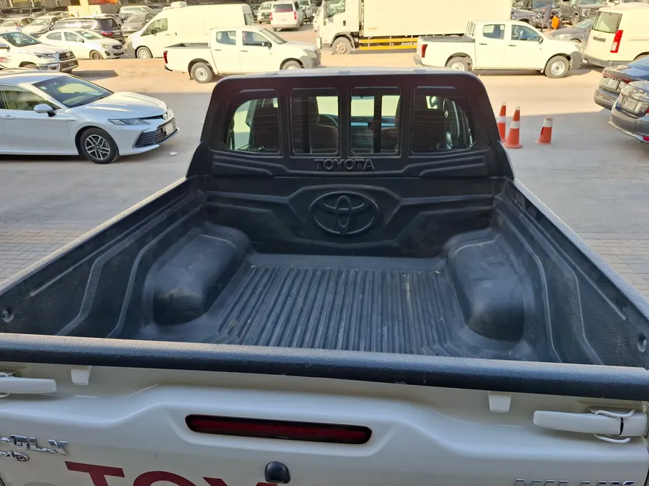 تويوتا هايلكس SR5 2023 