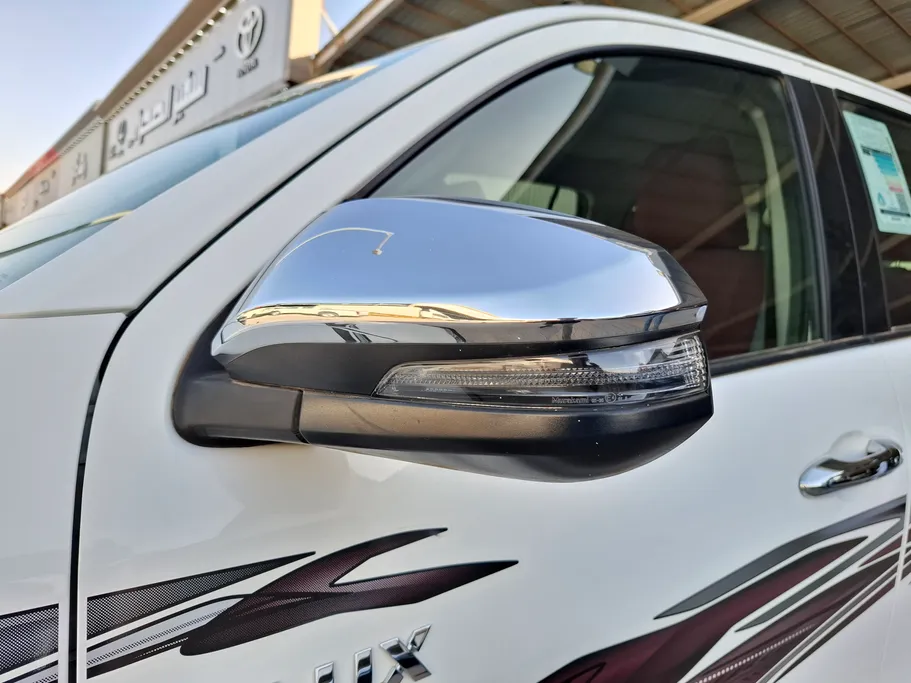 تويوتا هايلكس SR5 2023 