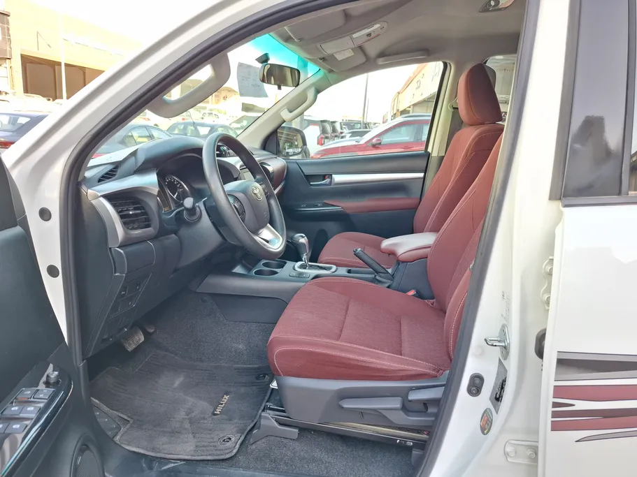 تويوتا هايلكس SR5 2023 