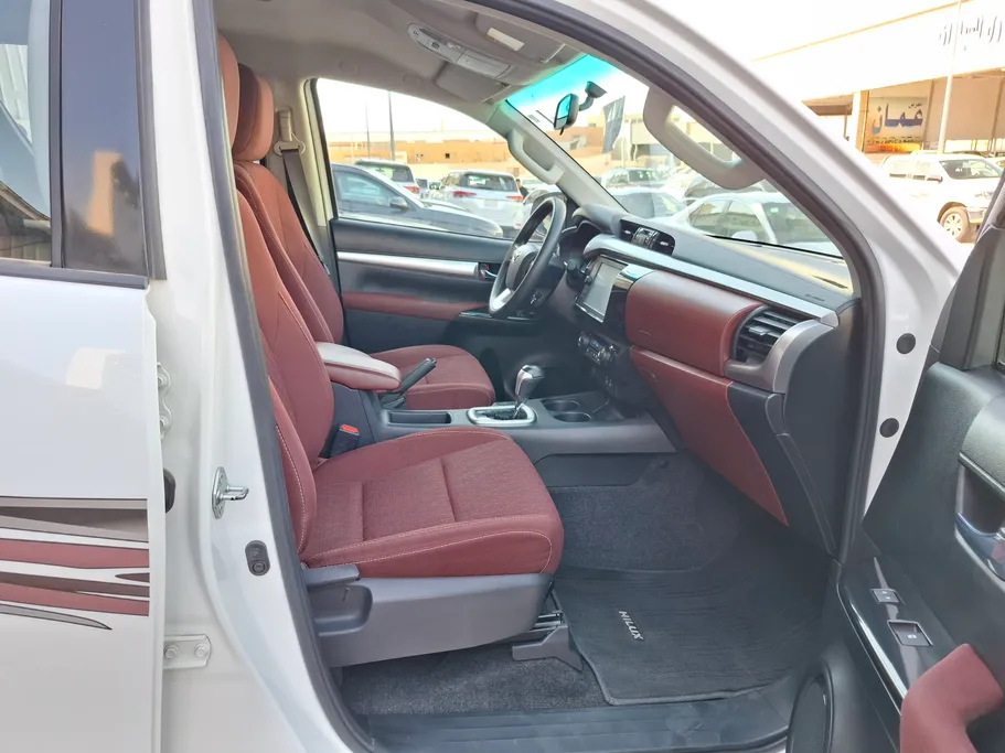 تويوتا هايلكس SR5 2023 