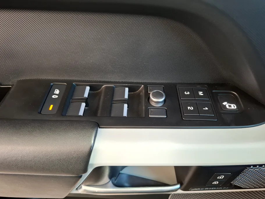 لاند روفر ديفندر HSE P400 2020 