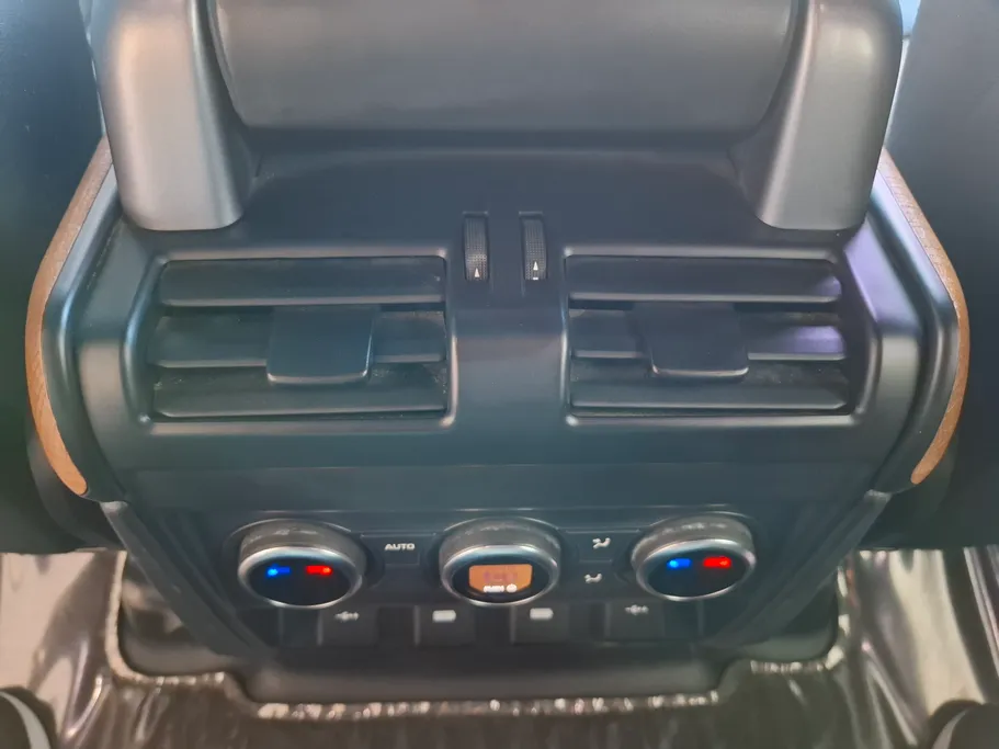 لاند روفر ديفندر HSE P400 2020 